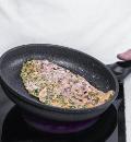 Фото приготовления рецепта: Классический французский омлет, шаг №5