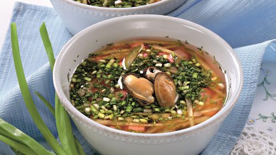 Холодный суп из ревеня с мидиями