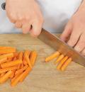 Фото приготовления рецепта: Теплый морковный салат со специями, шаг №1