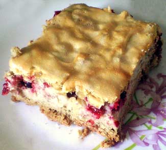 Рецепт Пирог с сырно-творожной начинкой и ягодами под белковым суфле