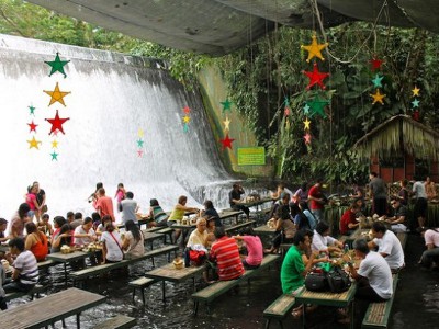 На Филиппинах работает ресторан-водопад 