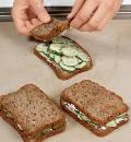 Фото приготовления рецепта: Английские сэндвичи с огурцами, шаг №3