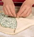 Фото приготовления рецепта: Осетинский пирог c сыром и зеленью, шаг №4