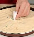 Фото приготовления рецепта: Осетинский пирог c сыром и зеленью, шаг №5