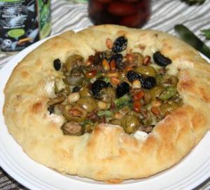 Лепешка с изюмом, кедровыми орешками и оливками