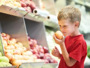 Как помочь ребенку полюбить овощи и фрукты?