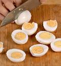 Фото приготовления рецепта: Яйца, фаршированные креветками, шаг №1