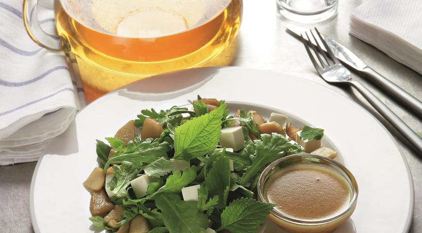 Рецепт Салат из дикой зелени, яблок в карамели и тофу