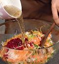 Фото приготовления рецепта: Салат из капусты со свеклой и морковью, шаг №3