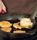 Фото приготовления рецепта: Оладьи из картофеля, тыквы и креветок, шаг №3