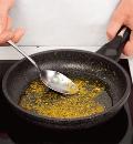 Фото приготовления рецепта: Рийет из форели с оливками, шаг №2