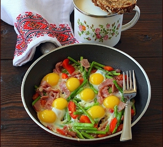 Рецепт Яичница с перепелиными яйцами, спаржей и беконом