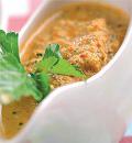 Фото приготовления рецепта: Салат из помидоров и огурцов с ореховым соусом, шаг №2