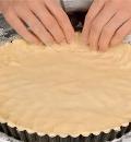 Фото приготовления рецепта: Пирог с персиками и шоколадом, шаг №4