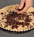 Фото приготовления рецепта: Пирог с персиками и шоколадом, шаг №5