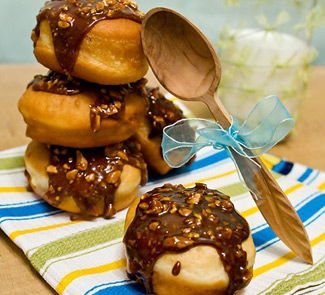 Рецепт Пончики Суфганийот с ванильной начинкой в карамельно-арахисовой глазури