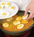 Фото приготовления рецепта: Яйца под соусом карри, шаг №6