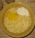 К картофелю и сыру добавляем яйцо, муку, перец и соль
