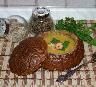 Рецепт Густой тыквенный суп с копченой треской в хлебных чашечках