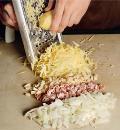 Фото приготовления рецепта: Картофельные оладьи с сыром и ветчиной, шаг №1