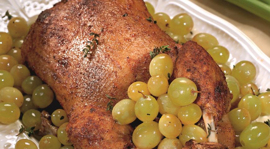 Рецепт Утка с куриной начинкой и виноградом
