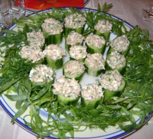 Салат с тунцом в огуречных чашечках