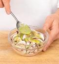 Фото приготовления рецепта: Салат с шампиньонами и грецкими орехами, шаг №2