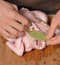 Фото приготовления рецепта: Курица, запеченная с чесноком и лавровыми листьями, шаг №1