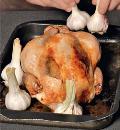 Фото приготовления рецепта: Курица, запеченная с чесноком и лавровыми листьями, шаг №5