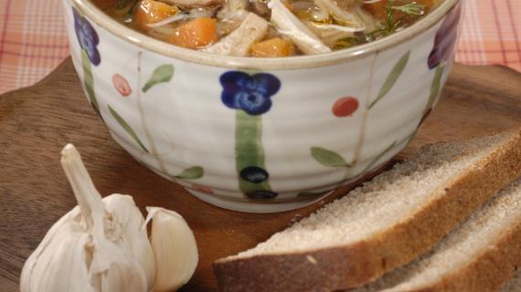 Куриный суп с перловкой и грибами