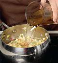 Фото приготовления рецепта: Суп из картофеля с луком-пореем, шаг №3