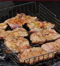 Выкладываем мясо на решетку-гриль, готовим на среднем огне