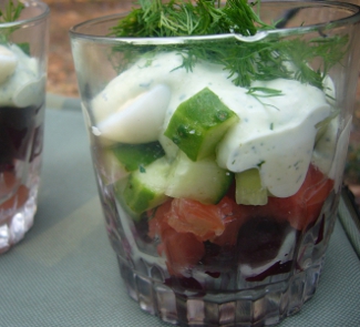 Рецепт Салат-веррин с семгой, свеклой и йогуртовым соусом