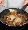Фото приготовления рецепта: Фаршированные кальмары на сковороде, шаг №6