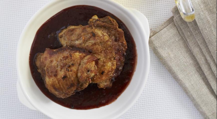 Рецепт Запеченные куриные бедрышки под соусом из чернослива и дипом из голубого сыра