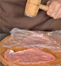 Фото приготовления рецепта: Свиной шницель с яблочным гарниром, шаг №3