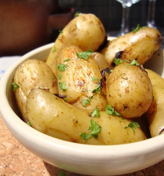 Рецепт Молодой картофель с чесноком и петрушкой