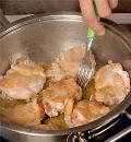 Фото приготовления рецепта: Куриные бедрышки с шафрановым рисом, шаг №2