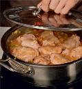 Фото приготовления рецепта: Куриные бедрышки с шафрановым рисом, шаг №6