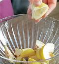 Фото приготовления рецепта: Компот из айвы с лимонами, шаг №2
