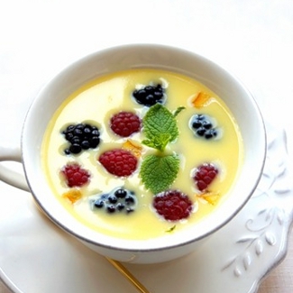 Рецепт Десертный суп из белого шоколада и свежих ягод
