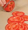 Фото приготовления рецепта: Маринованный сыр с помидорами, шаг №3