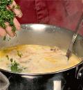 Фото приготовления рецепта: Сырный суп с морепродуктами, шаг №6
