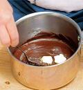 Фото приготовления рецепта: Шоколадный кекс с жидкой сердцевиной, шаг №1