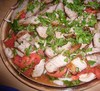 Рецепт Запеченная свинина с салатом из помидоров и лука