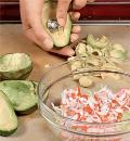 Фото приготовления рецепта: Салат с авокадо и крабовыми палочками, шаг №2