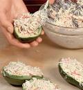 Фото приготовления рецепта: Салат с авокадо и крабовыми палочками, шаг №3