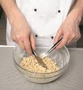 Фото приготовления рецепта: Постный пирог со сливами и брусникой, шаг №3