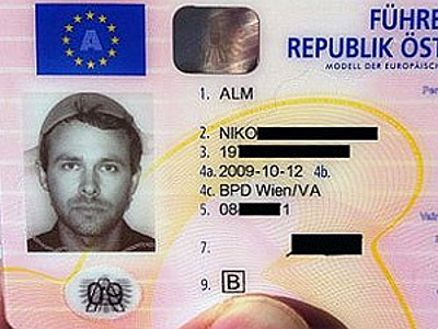 Австриец снялся на водительские права