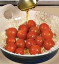 Фото приготовления рецепта: Творожная запеканка с помидорами, шаг №2